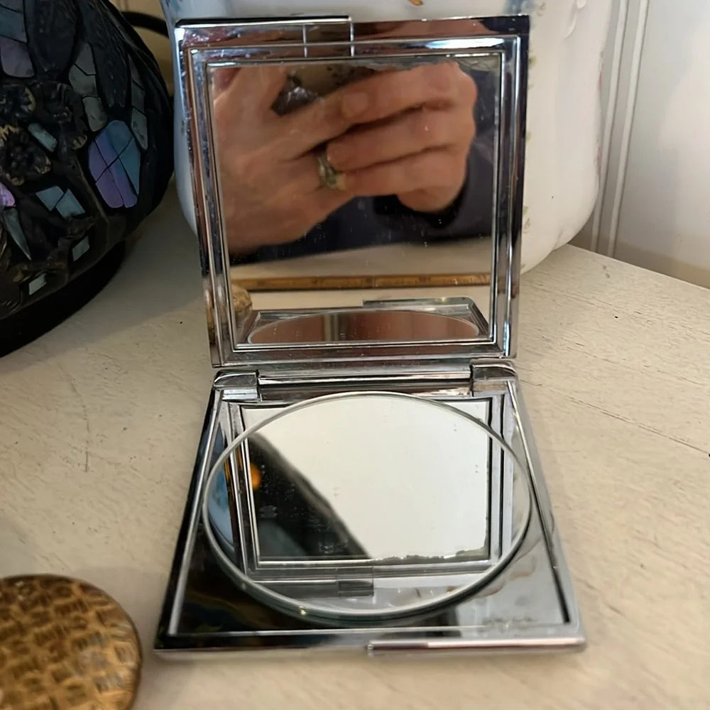 Clam shell powder compact plus 2 mirror compacts Hong Kong